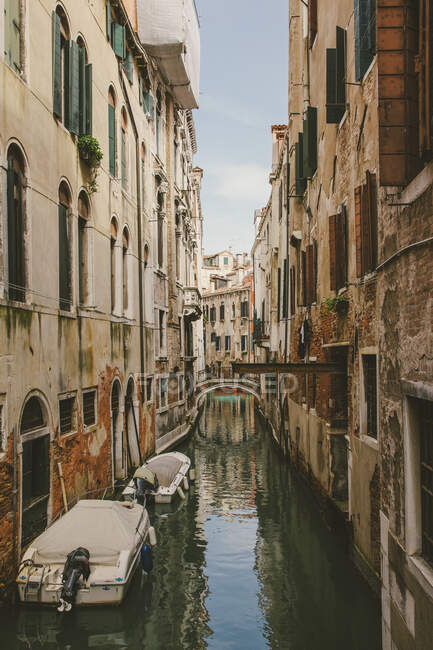 Un canal en Venecia con casas - foto de stock
