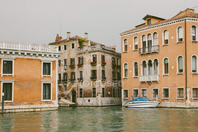 Um canal em Veneza com casas — Fotografia de Stock
