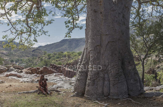 Himba mulher perto de um Babab, Namíbia, África — Fotografia de Stock