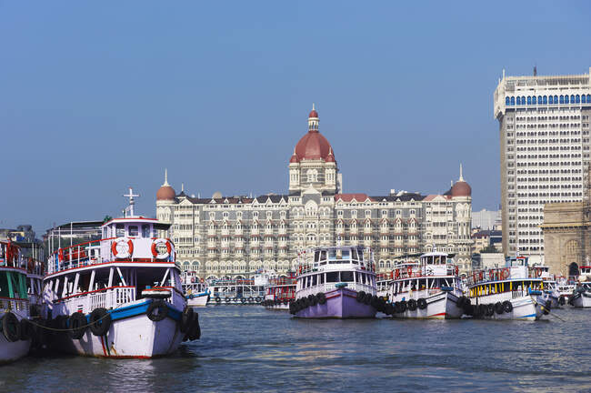 Barcos frente a Taj Mahal Tower y Plaza Hotel, Mumbai, India - foto de stock