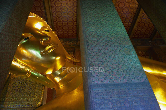 Buda reclinado en Wat Pho, Bangkok, Tailandia - foto de stock