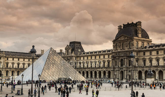 Louvre, Paris, França ao pôr do sol — Fotografia de Stock