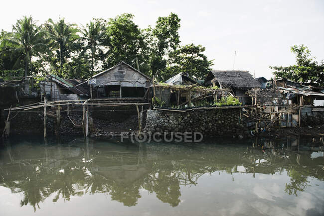Стихийные дома на реке, Лейте, Филиппины — стоковое фото