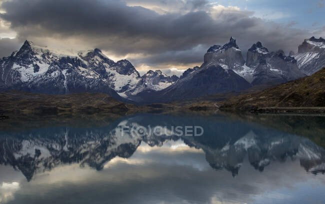 Nuvole di tempesta su Los Cuernos del Paine e lago, Parco Nazionale Torres Del Paine, Cile — Foto stock