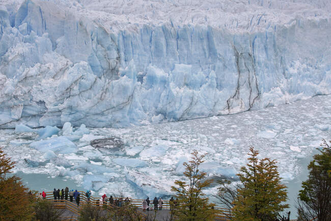 Vista à distância de turistas em frente ao Glaciar Perito Moreno, Parque Nacional Los Glaciares, Argentina — Fotografia de Stock