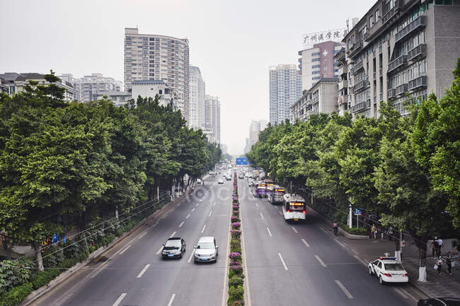 Straße durch die Stadt, Guangzhou, China. — Stockfoto