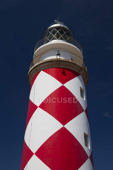 Vue en angle bas du phare, Parc National de Cabrera, Cabrera, Îles Baléares, Espagne — Photo de stock