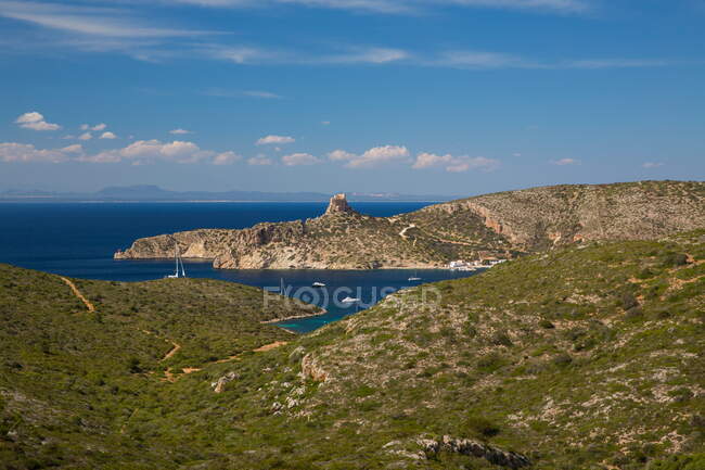 Отдаленный вид на замок и бухту, Национальный парк Кабрера, Кабрера, Балеарские острова, Испания — стоковое фото