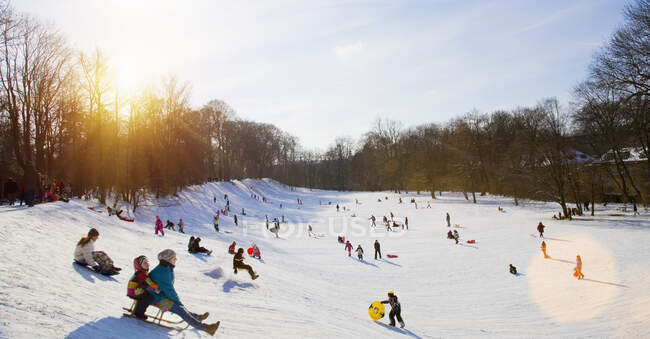 Kinder spielen im Schnee, München, Bayern, Deutschland — Stockfoto