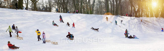Enfants jouant dans la neige, Munich, Bavière, Allemagne — Photo de stock