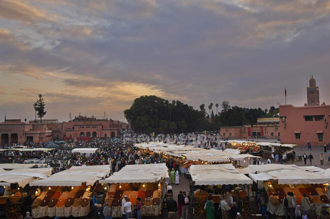 Marché au coucher du soleil, Place Djemaa el Fna, Marrakech, Maroc — Photo de stock