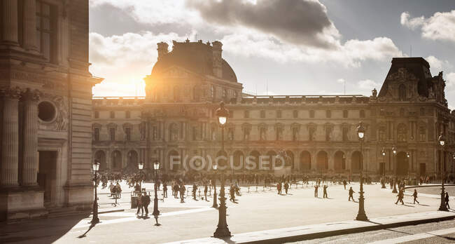 Turistas siluetas en el Museo del Louvre, París, Francia - foto de stock