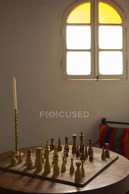 Tablero de ajedrez por ventana - foto de stock