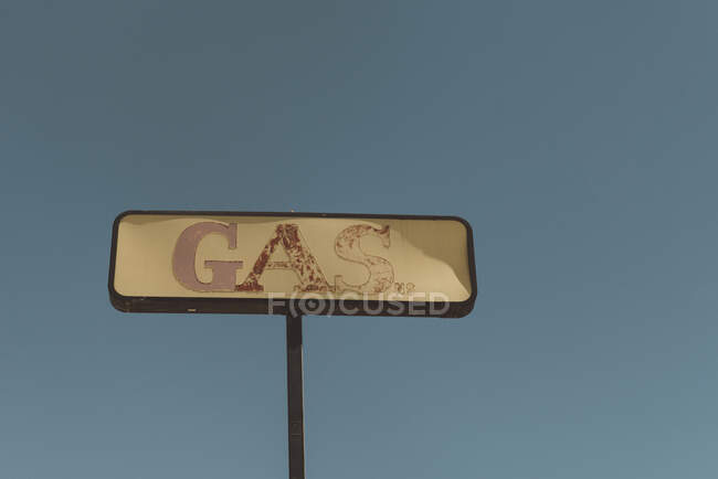 Señal de gas abandonada y cielo azul, Salton Sea, California, EE.UU. - foto de stock