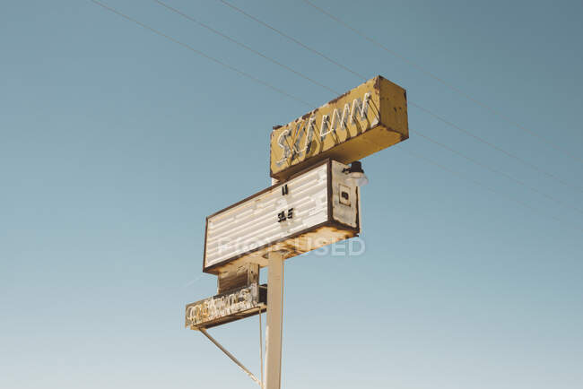 Заброшенный неоновый коктейль, Солтон-Си, Калифорния, США — стоковое фото