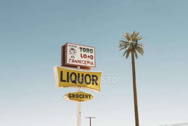 Carteles publicitarios y palmera, Salton Sea, California, EE.UU. - foto de stock