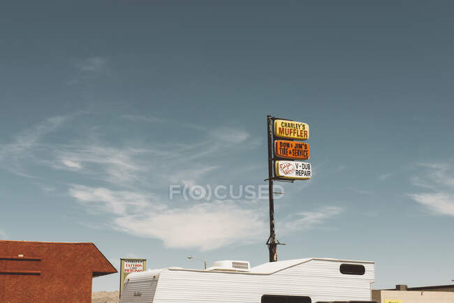 Автомастерская, по пути в Национальный парк Джошуа Три, Калифорния, США — стоковое фото