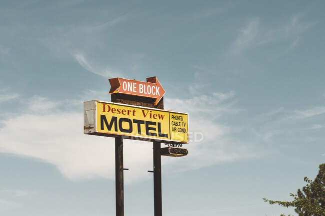Motel, camino al Parque Nacional Joshua Tree, California, EE.UU. - foto de stock