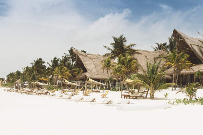 Sun loungers на пляжі, Тулум, Мексика. — стокове фото