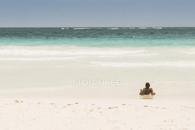 Mujer tomando el sol en la playa, Tulum, México - foto de stock