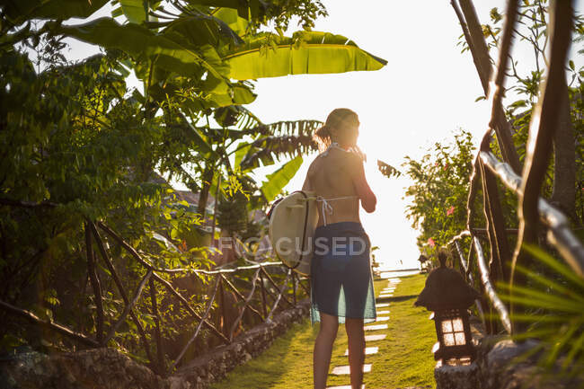 Femme tenant une planche de surf, Balangan, Bali, Indonésie — Photo de stock