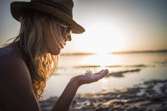 Woman with piece of coral in her hand, Gili Air, Indonesia — Stock Photo