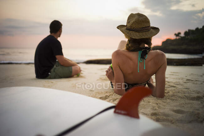 Casal relaxante na praia com pranchas de surf, Nusa Lembongan, Indonésia — Fotografia de Stock