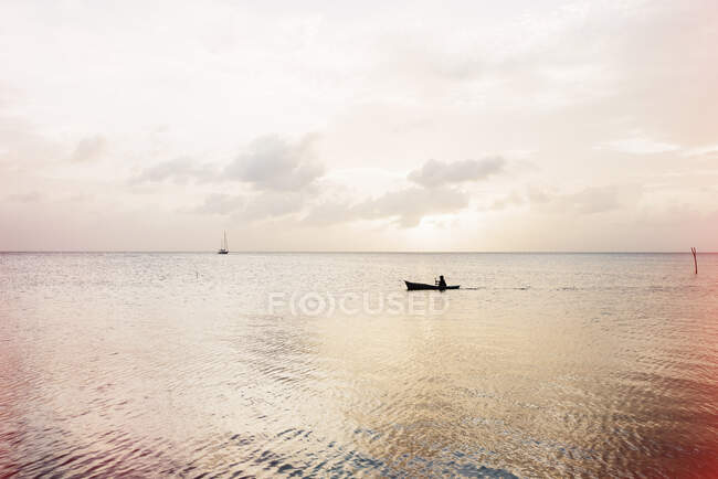 Einsamer Bootsmann, Caye Caulker, Belize — Stockfoto