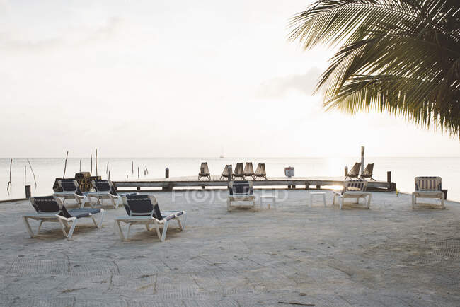 Chaises longues vides, Caye Caulker, Belize — Photo de stock