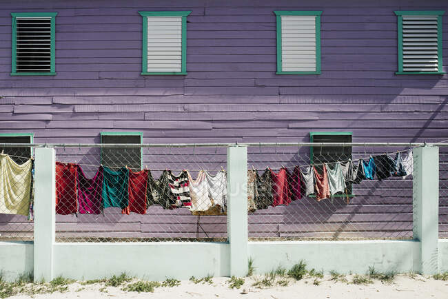 Laundry outside house, Caye Caulker, Belize — Stock Photo