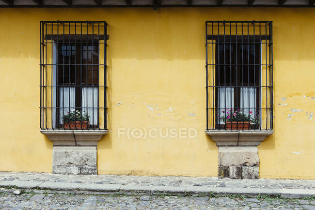 Ventanas en fachada de casa, Antigua, Guatemala - foto de stock