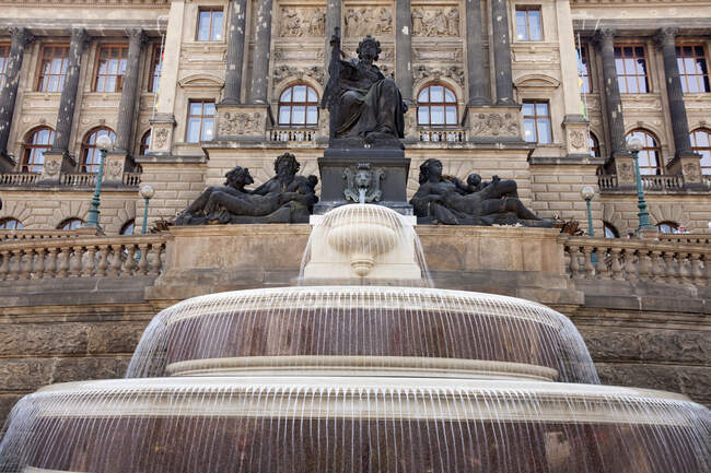 Памятники и фонтан на Вацлавской площади, Прага, Чехия — стоковое фото
