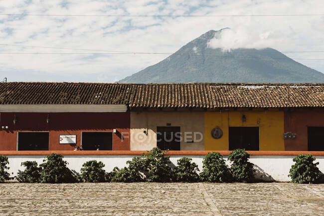 Casa contra pano de fundo de montanha, Antígua, Guatemala — Fotografia de Stock