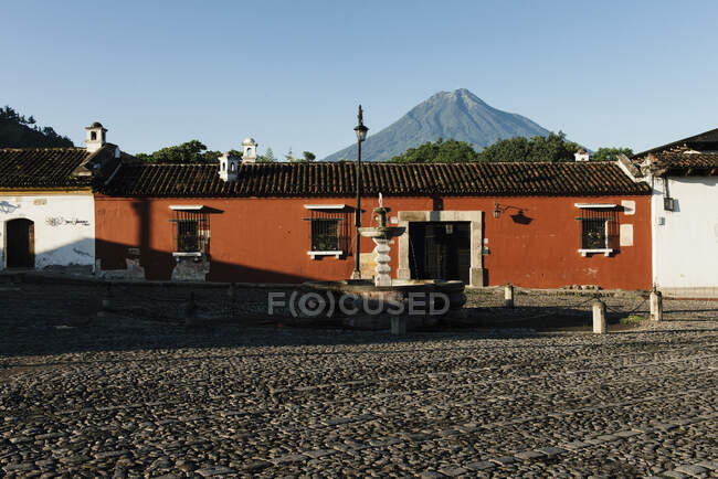 House against backdrop of mountain, Antigua, Guatemala — Stock Photo