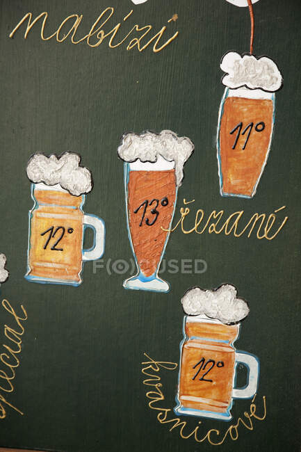 Sinal de publicidade de cerveja pintada, Cesky Krumlov, Boêmia, República Checa — Fotografia de Stock