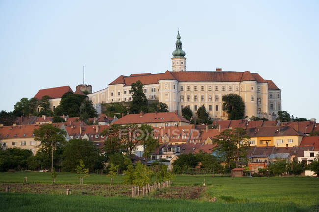 Vista del Castillo de Mikulov, Moravia, República Checa - foto de stock