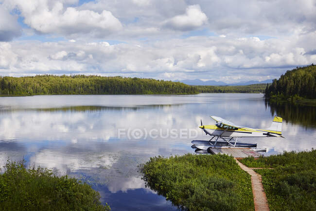 Floatplane by lake, Talkeetna, Аляска, США — стоковое фото