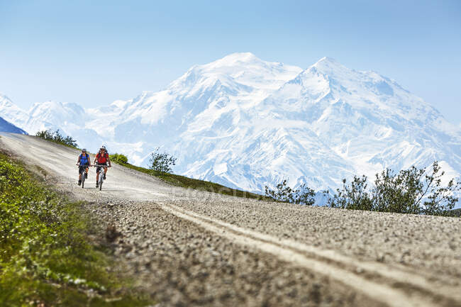 Ciclistas, Mt McKinley, Denali National Park, Alaska, EE.UU. - foto de stock