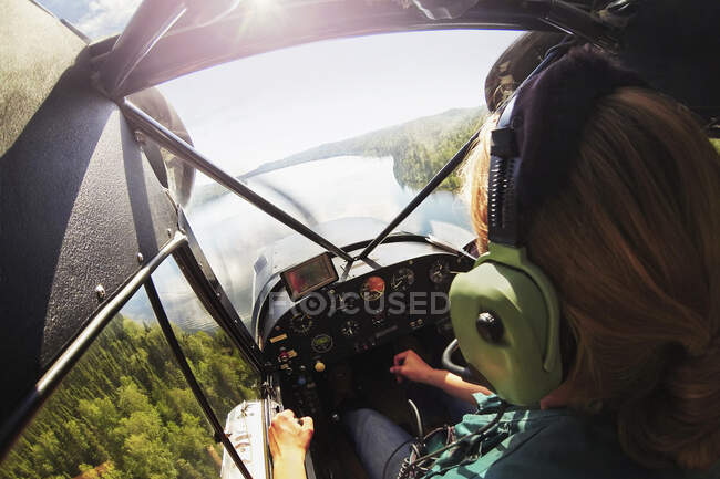 Woman flying floatplane, Talkeetna, Alaska, USA — Stock Photo
