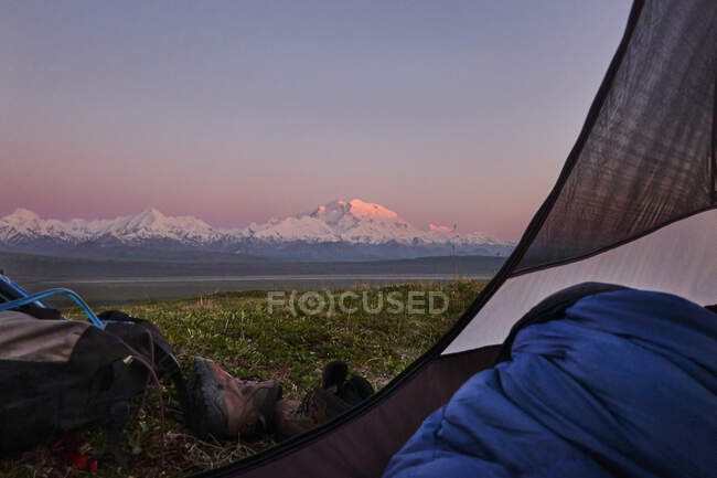 Mt McKinley en la distancia, Denali National Park, Alaska, EE.UU. - foto de stock