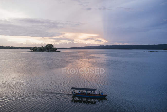 Taxi acqueo sul lago al tramonto, Flores, Guatemala, America Centrale — Foto stock