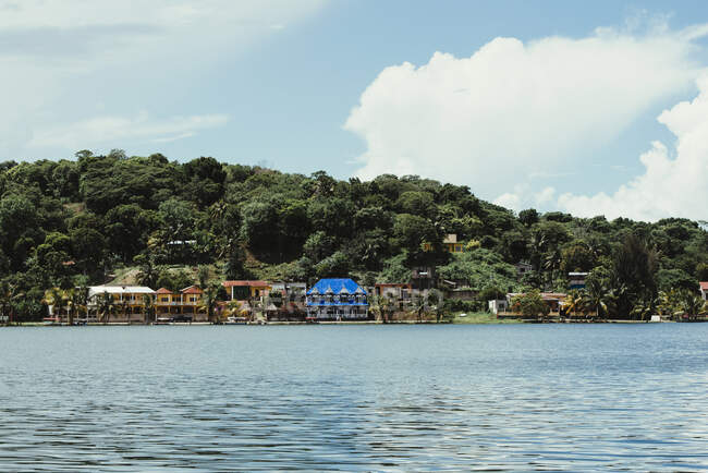 Vue des maisons au bord de l'eau, Flores, Guatemala, Amérique centrale — Photo de stock