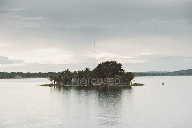 Vista de la isla en el centro del lago, Flores, Guatemala, América Central - foto de stock