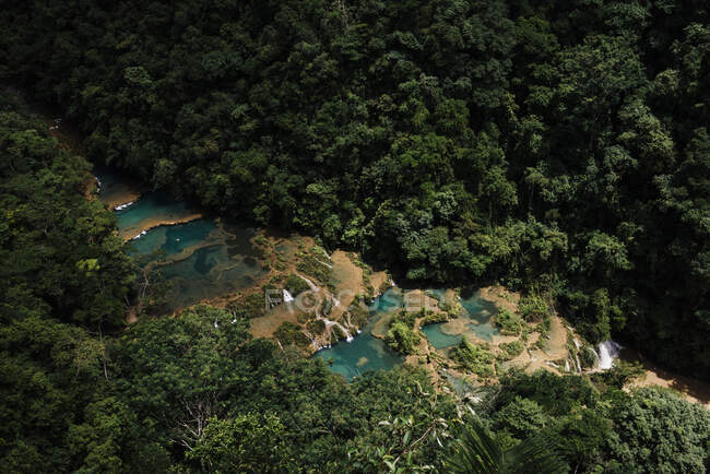 Luftaufnahme der türkisfarbenen Wasserfälle im Dschungel, Semuc Champey, Alta Verapaz, Guatemala, Zentralamerika — Stockfoto