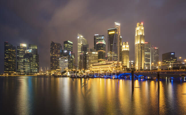 Fronte mare e quartiere finanziario di notte, Singapore — Foto stock