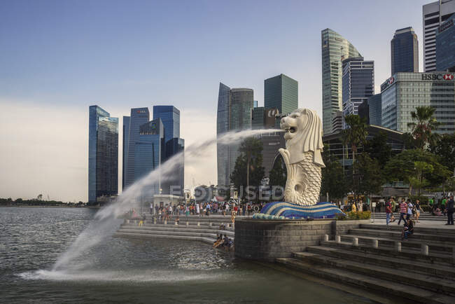 Vue sur le front de mer de la statue Merlion, Singapour — Photo de stock