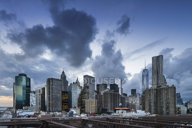 Vista del distrito financiero al amanecer, Nueva York, Estados Unidos - foto de stock