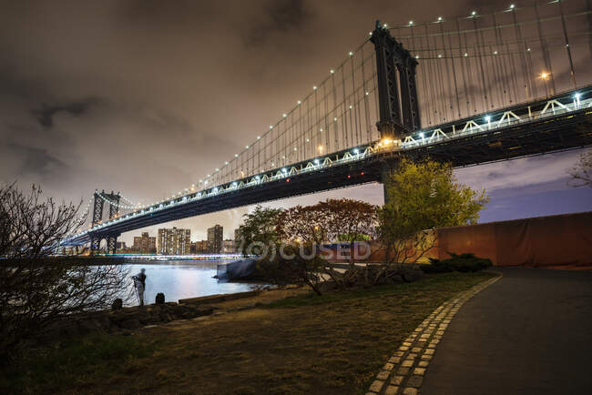 Blick auf die Williamsburg Bridge bei Nacht, New York, USA — Stockfoto