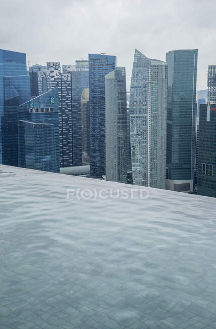 Piscina infinita en Marina Bay Sands Hotel y horizonte de la ciudad, Singapur - foto de stock