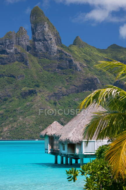 Maison de plage sur pilotis en mer, Bora Bora, Polynésie française — Photo de stock